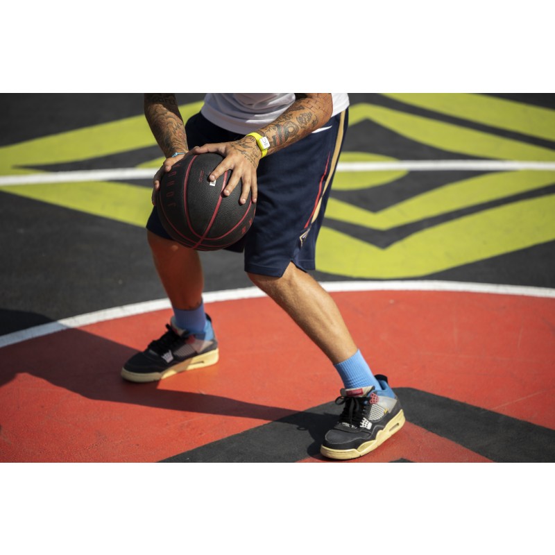 Zapestnica SQUERE v happy zeleni barvi vas ščiti pred komarji med špornimi aktivnostmi.